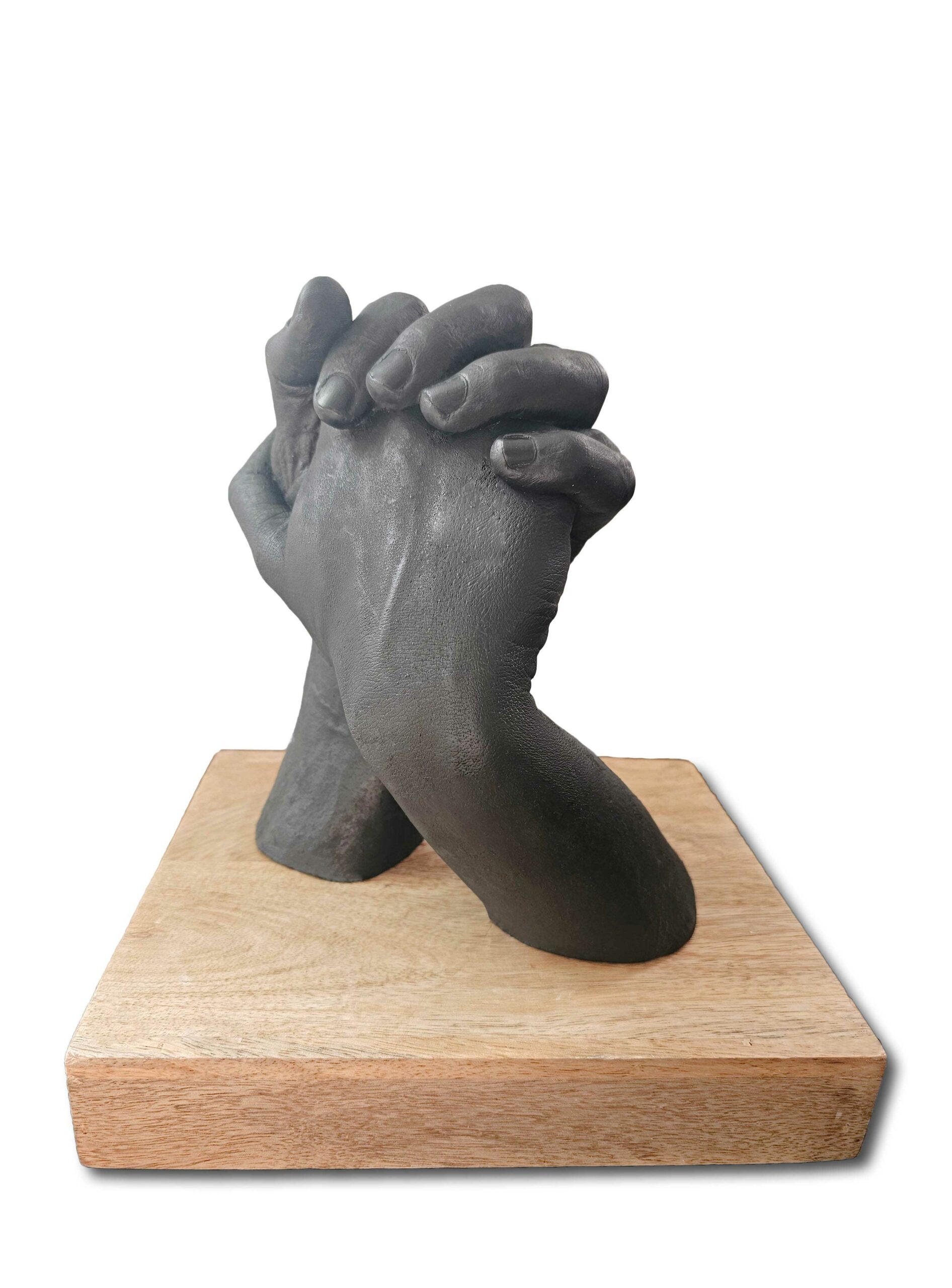 gips-beeld-zwart Beeld van 2 handen in het zwart op houten sokkel
