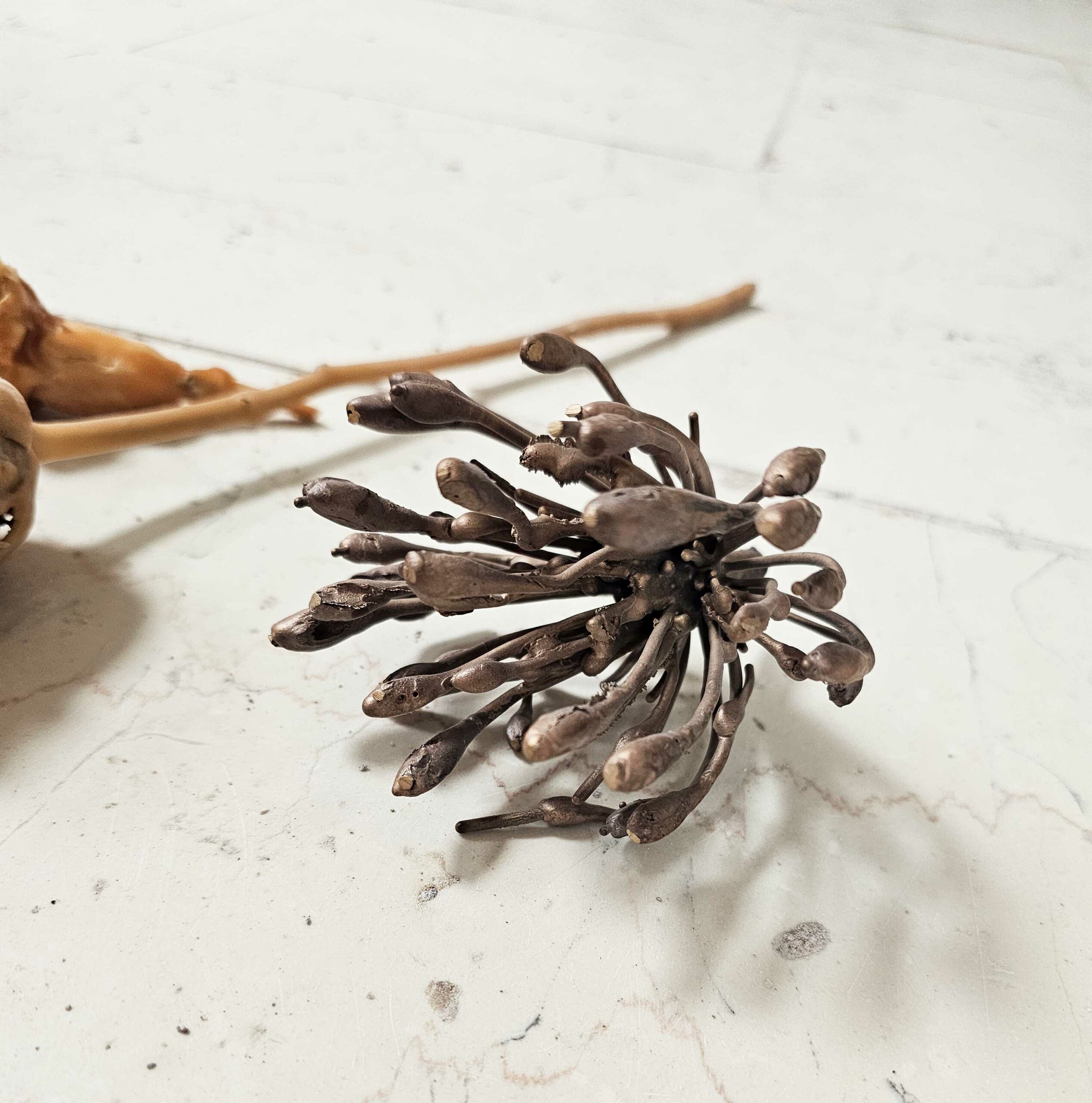 rouwbloem-brons Bronzen bloem