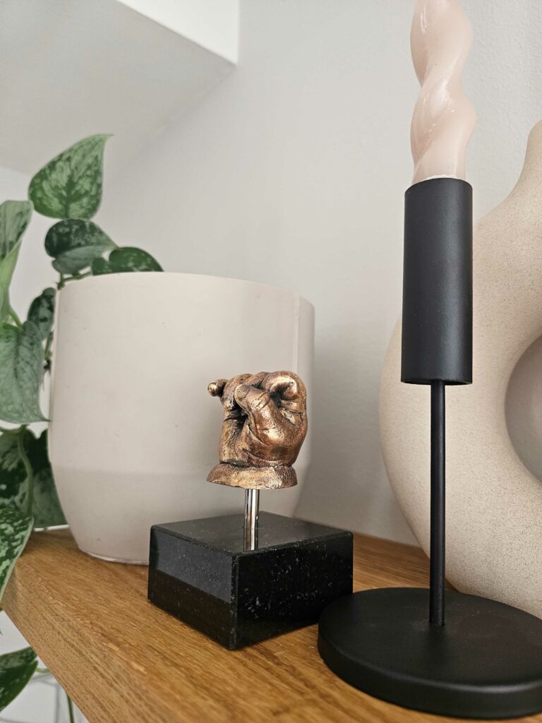 Bronzen babyhandje op sokkeltje