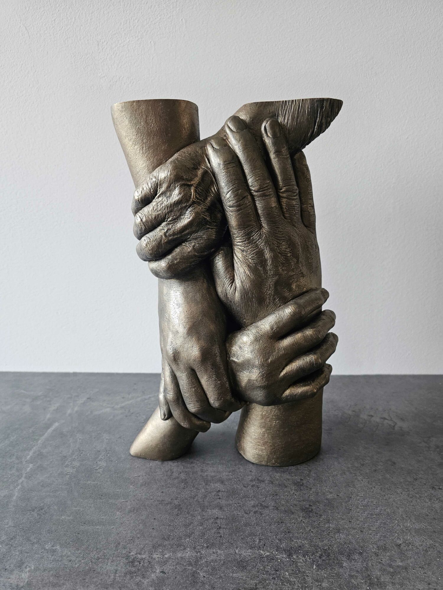 handbeeld van een gezin in brons