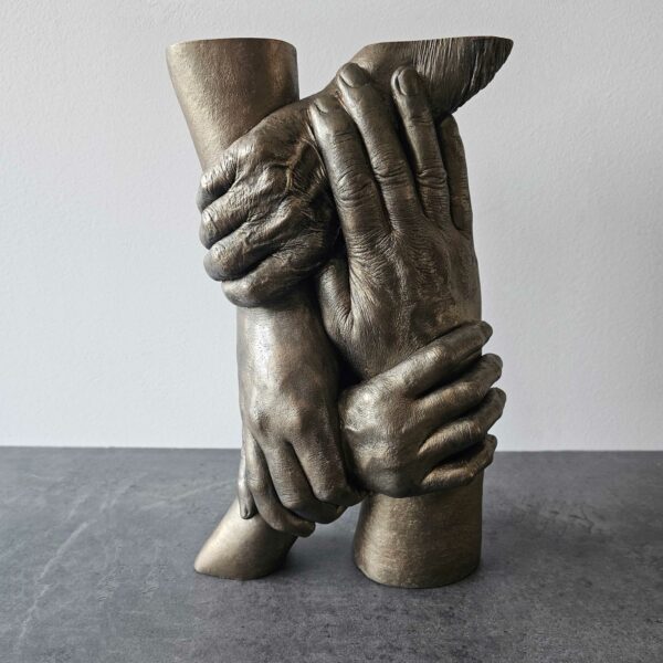 handbeeld van een gezin in brons
