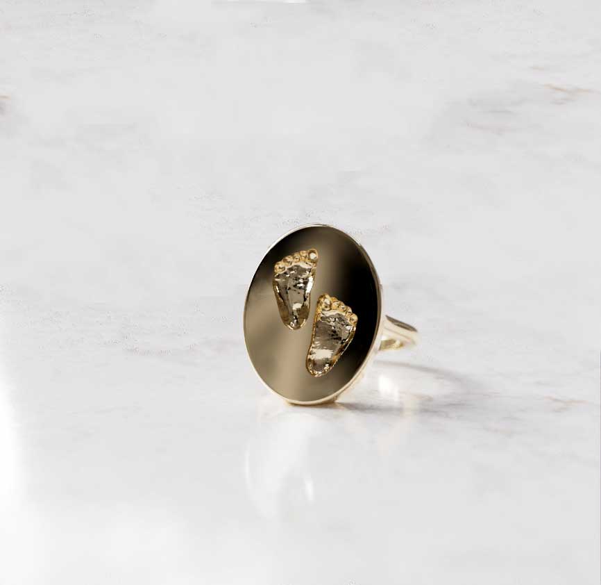 Gepersonaliseerde ovale ring met voetstapjes in het goud