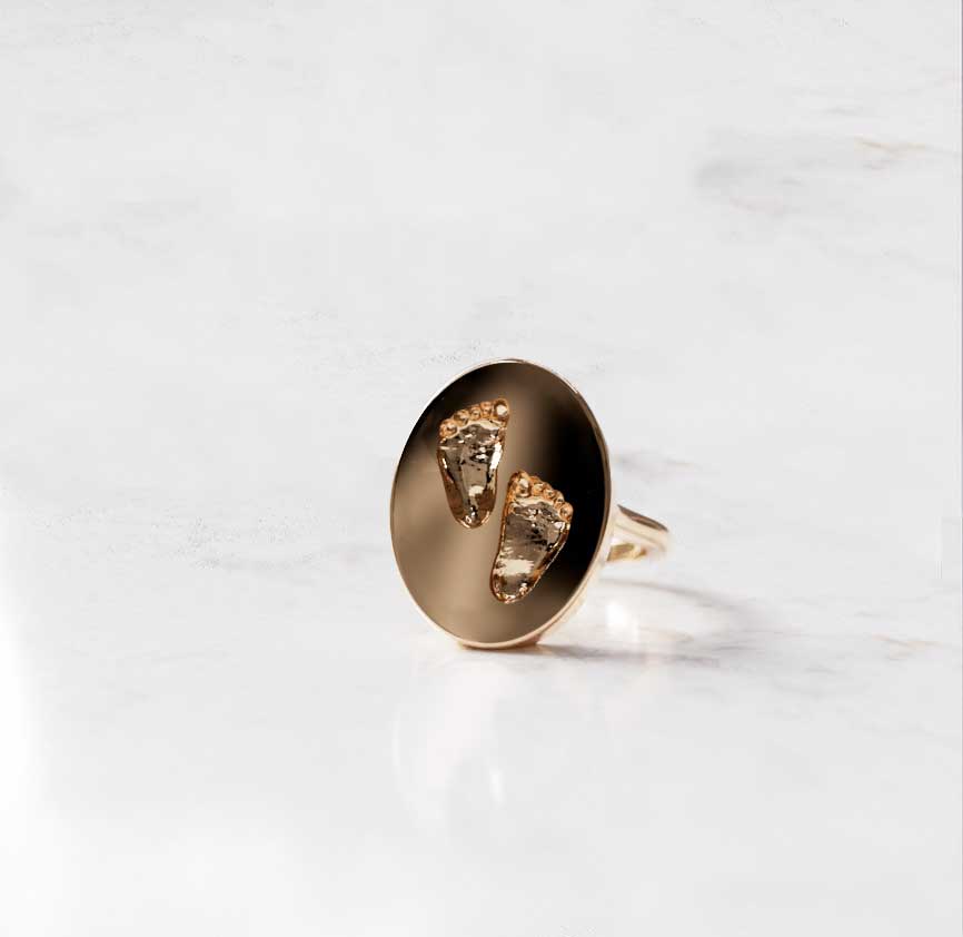 Gepersonaliseerde ovale ring met voetstapjes in het rose goud