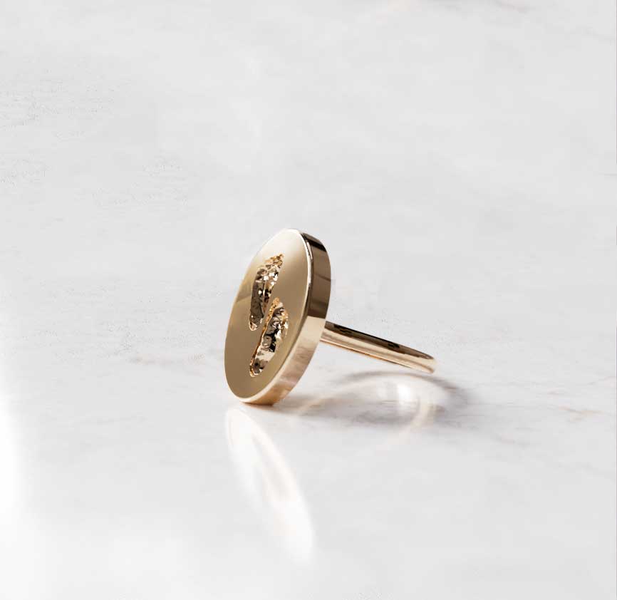 Gepersonaliseerde ovale ring met voetstapjes in het goud