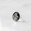 Gepersonaliseerde ovale ring met voetstapjes in het zilver