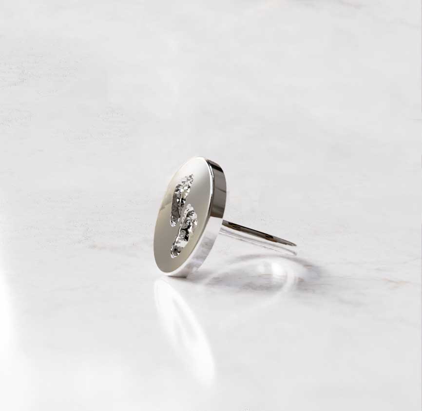 Gepersonaliseerde ovale ring met voetstapjes in het goud