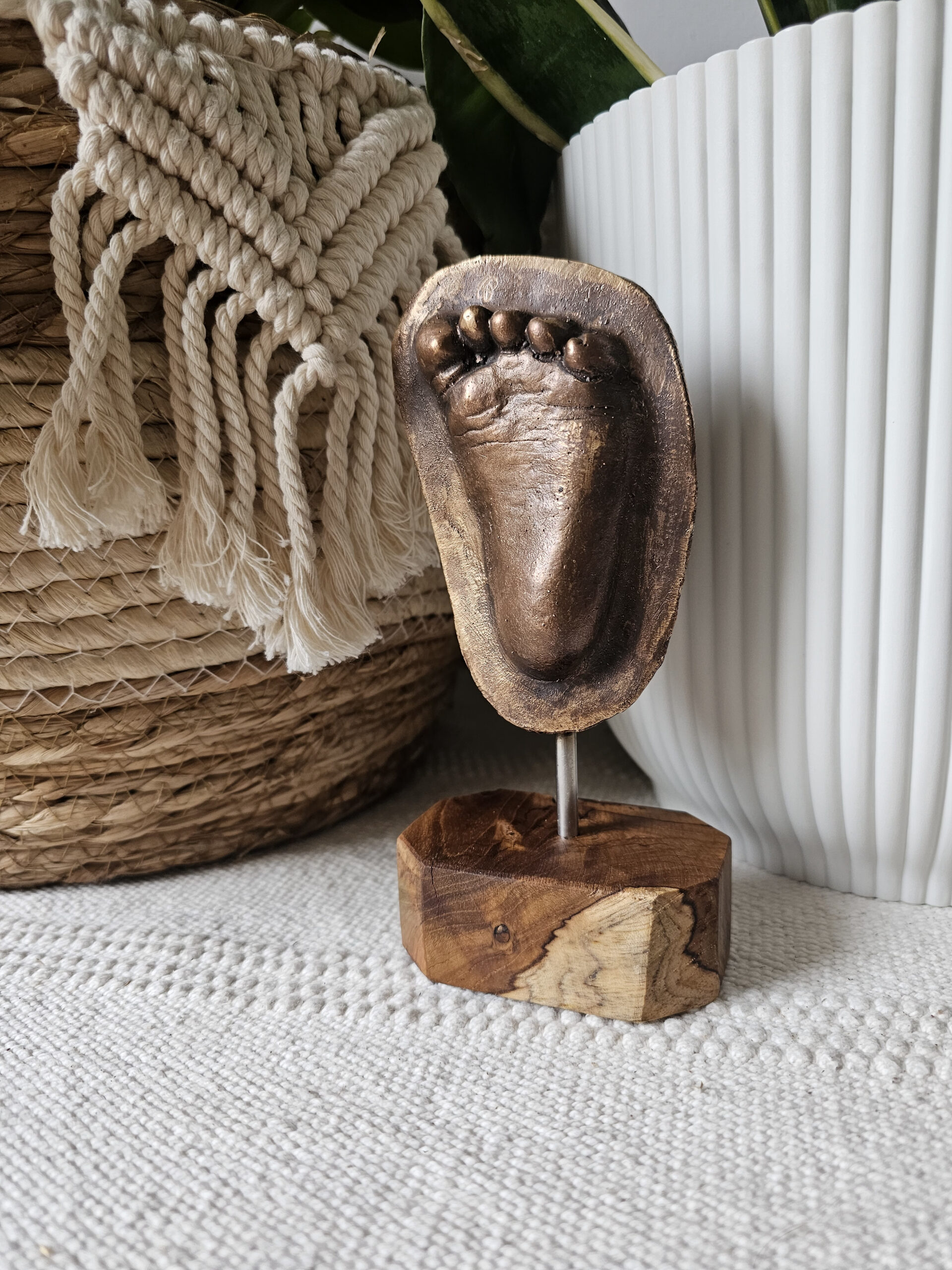 voetje in brons op houten sokkel voetje in brons op houten sokkel