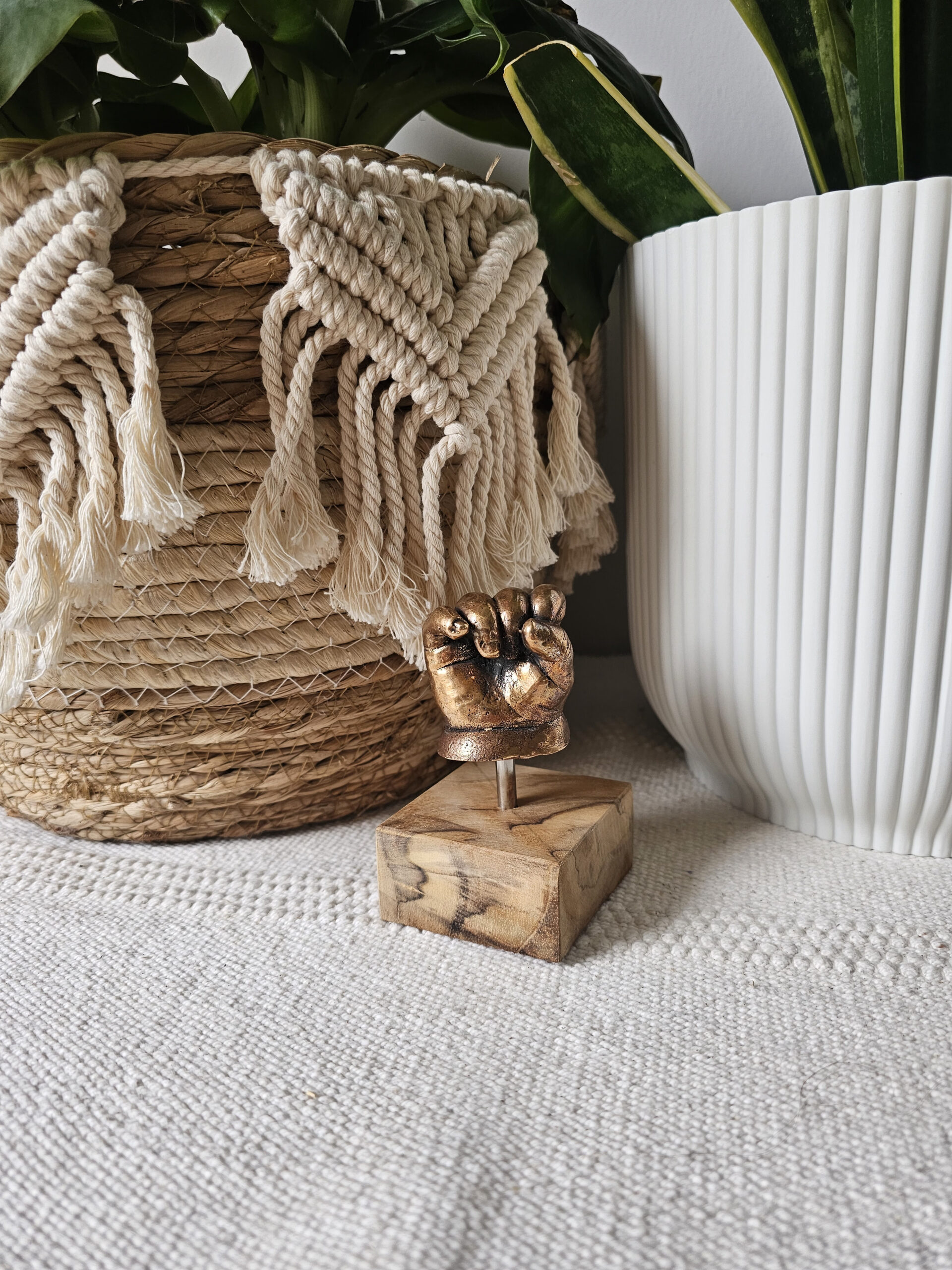 Handje in brons op houten sokkel Handje in brons op houten sokkel