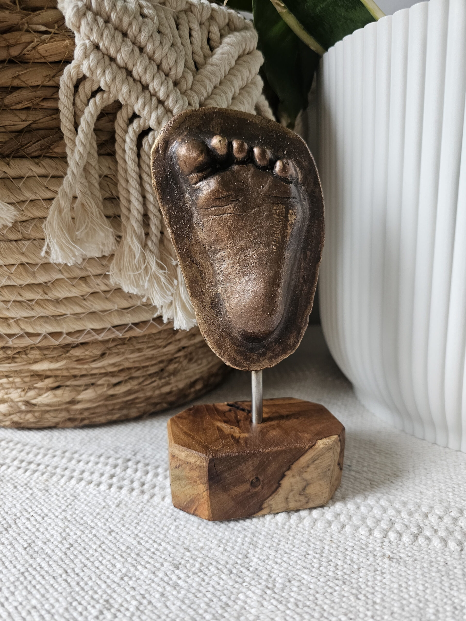 Voetje in brons op houten sokkel Voetje in brons op houten sokkel