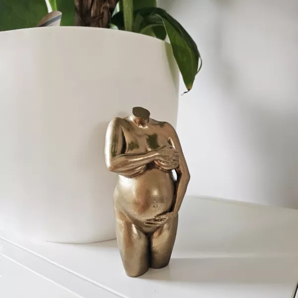 Zwangerschapsbeeldje in goud