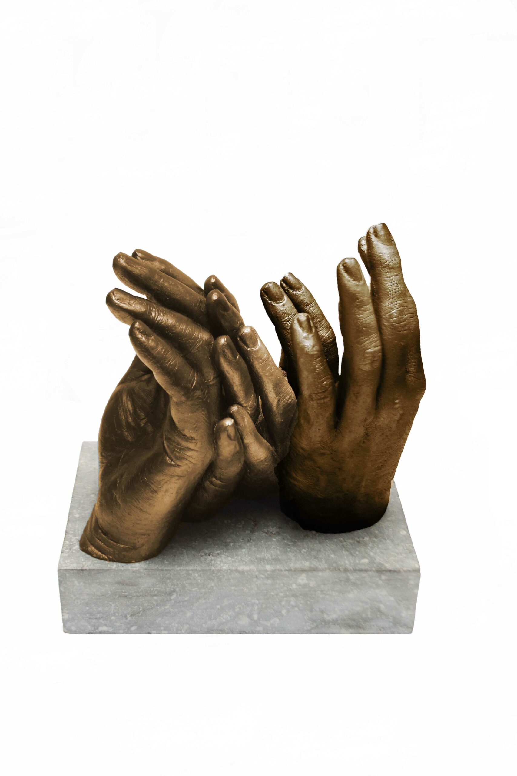 gezin-handen-bronskleur- Brons beeld van een gezin bodycasting