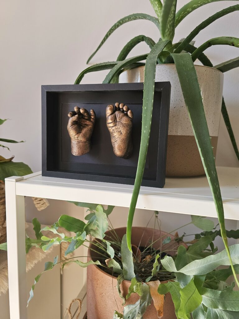 3D babycasting hand en voetafdruk in zwart schilderij