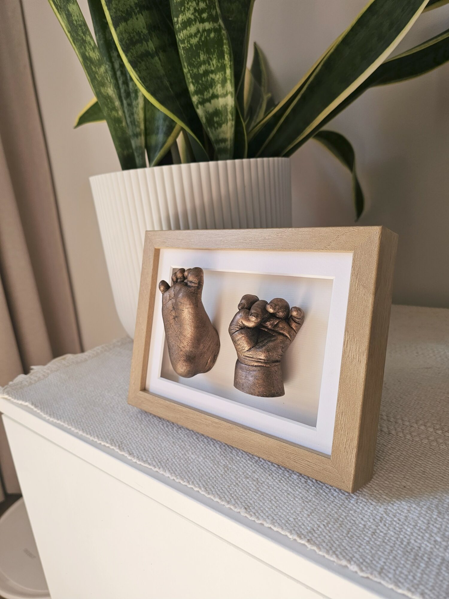 3D schilderij met baby handje en voetje afdruk in gips