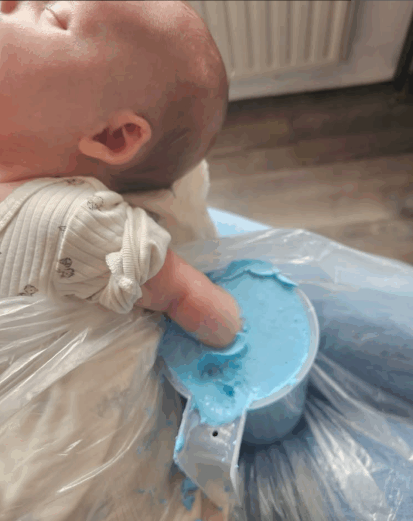 3D babycasting handafdrukje babyhandje word gemaakt
