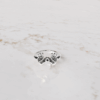 babyhandjes in zilveren ring