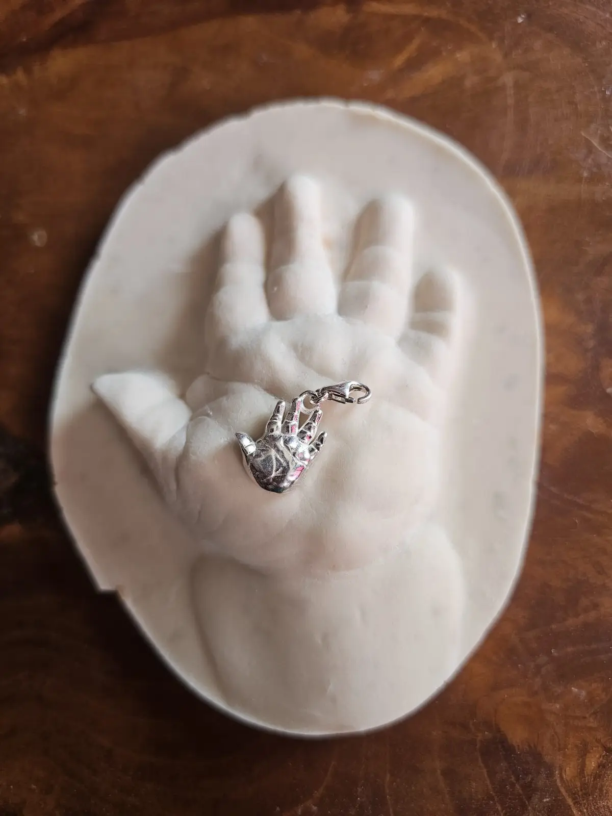 handje bedel in het zilver met originele afdruk