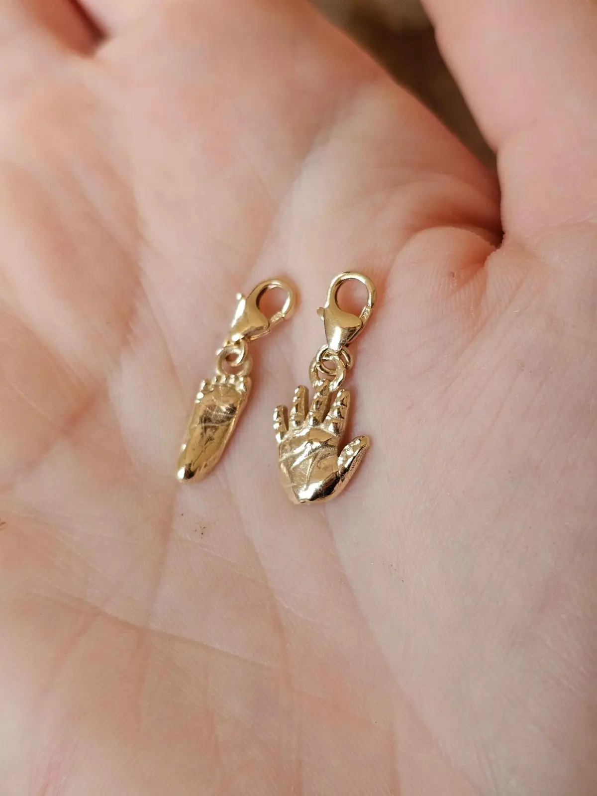 handje en voetje in het goud bedel voor aan armband