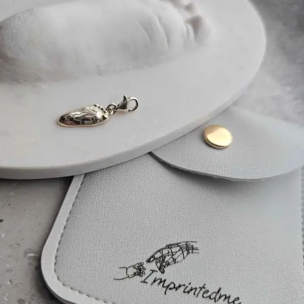 bedeltje-hanger van voetje kraamcadeau gepersonaliseerd