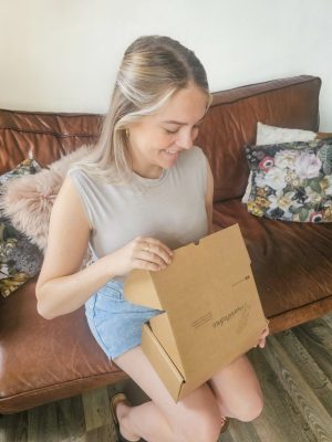 Sally maakt de imprintedme verpakking open van haar buikbeeld