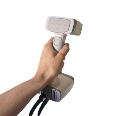 Edmee houd 3D scanner vast met witte achtergrond