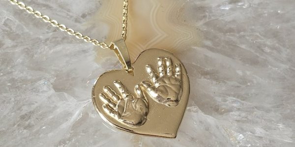 handafdruk gouden sieraad handafdruk baby in gouden sieraad