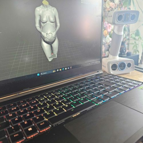 3D-scan-foto-voor-pagina-zwanger Laptop met buikbeeld op de afbeelding met de 3D scanner ernaast