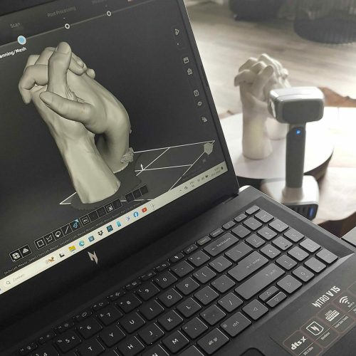 3D-scan-twee-handen Het inscan proces van 2 gipshanden tot persoonlijk sieraad