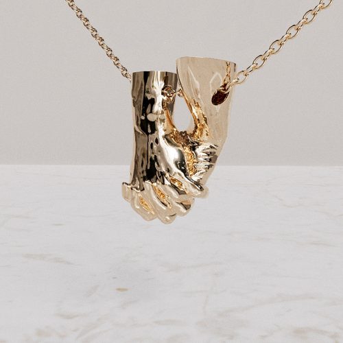Bedel aan collier van twee handen