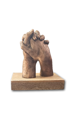 Twee handen in het brons op een houten sokkel. Stel heeft een beeldje laten maken