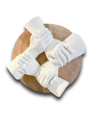 Bodycast handbeeld met 4 personen op een houten ronde decoratieschijf. Van je familie een beeldje laten maken