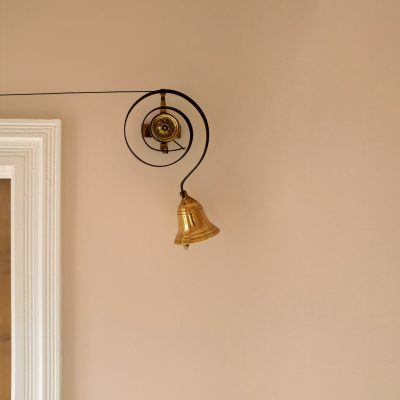Een gouden deurbel als symbool van het bezoeken van klanten voor bijvoorbeeld een zwangerschapsbeeldje