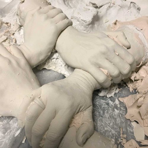 Bodycasting 4 personen , het uitpakken van de alginaatmal met gipssteunkappen. Een tastbare familie herinnering