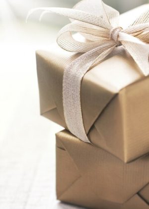 Cadeau Cadeaus op elkaar gestapeld met kartonverpakking en strik. Verpakking kraamcadeau