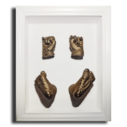 Wit 3D schilderij met hand en voetafdrukken in het goud