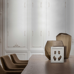 wit 3D schilderij in interieur met bodycasting baby handjes en voetjes in het goud