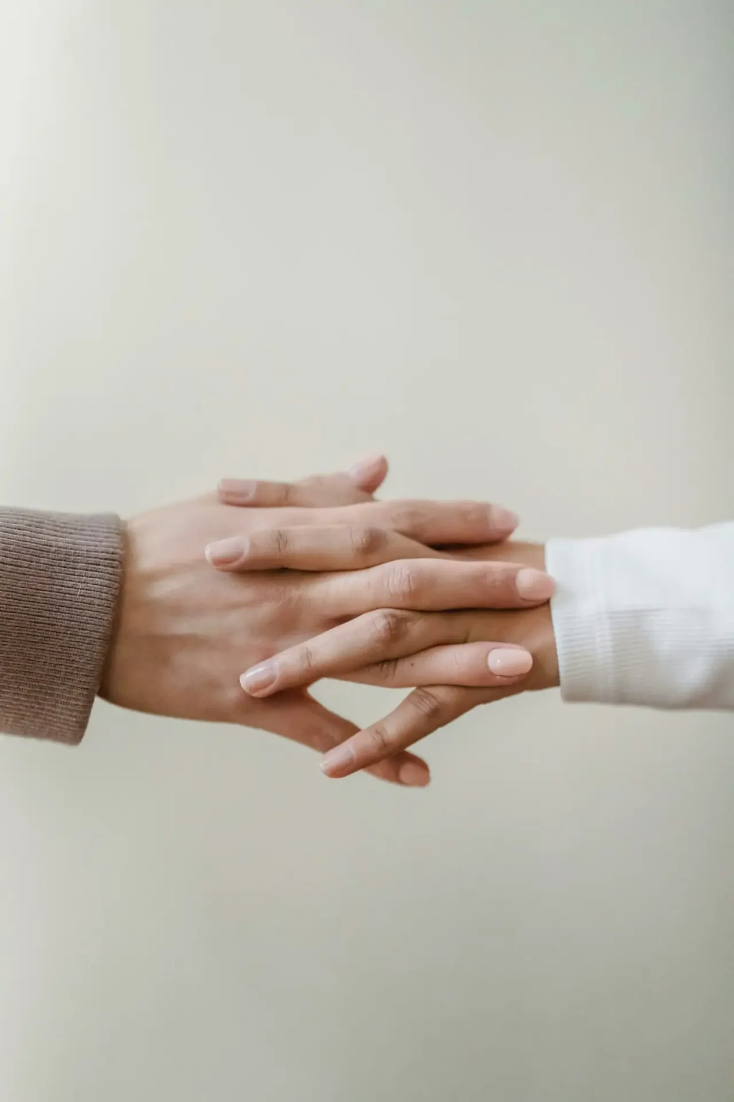 Twee handen die elkaar innig vasthouden herinnering aan overledene