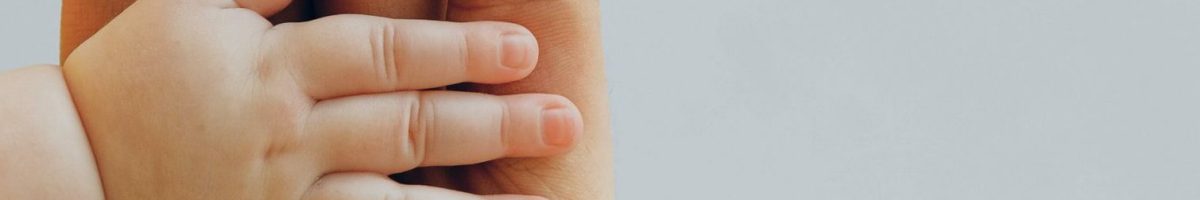kinderhand rust op volwassen hand