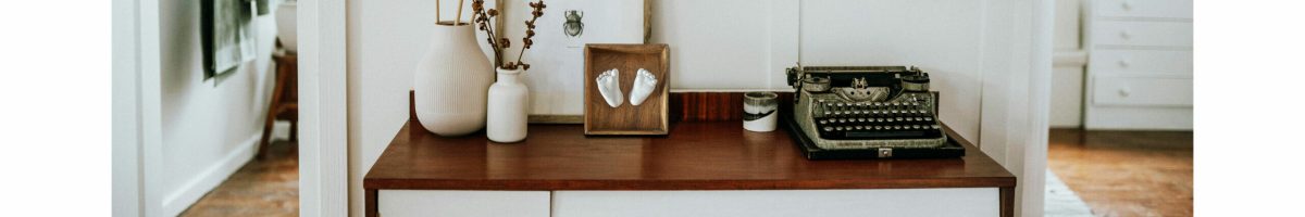 3D schilderijtjes van hout met bodycasting voetafdrukken van babytje in interieur