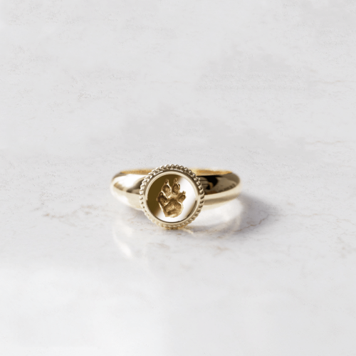 Pootafdruk in ronde ring met decoratierand goud uit assortiment ringen huisdieren