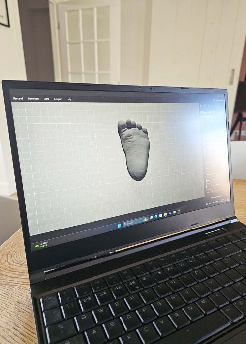 3D voetjes van Imprintedme klaar om er geboorte sieraden van te maken