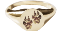 ring met pootafdrukken in het goud