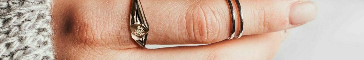 Hartjesring met handafdruk gedragen aan ringvinger