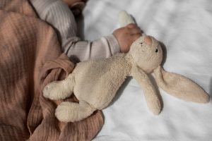 baby houd knuffel vast