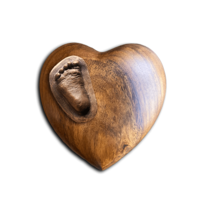 Gepersonaliseerde babyurn van hout met bronzen voetafdruk. voorbeeld urn van je sterrenkindje