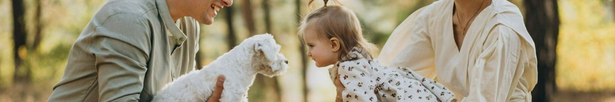 jonge familie in het bos moeder vader dochter en hondje